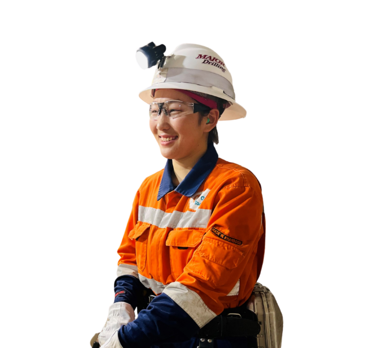 Un employé de Major Drilling vêtu d'un EPI pour les services de forage souterrain