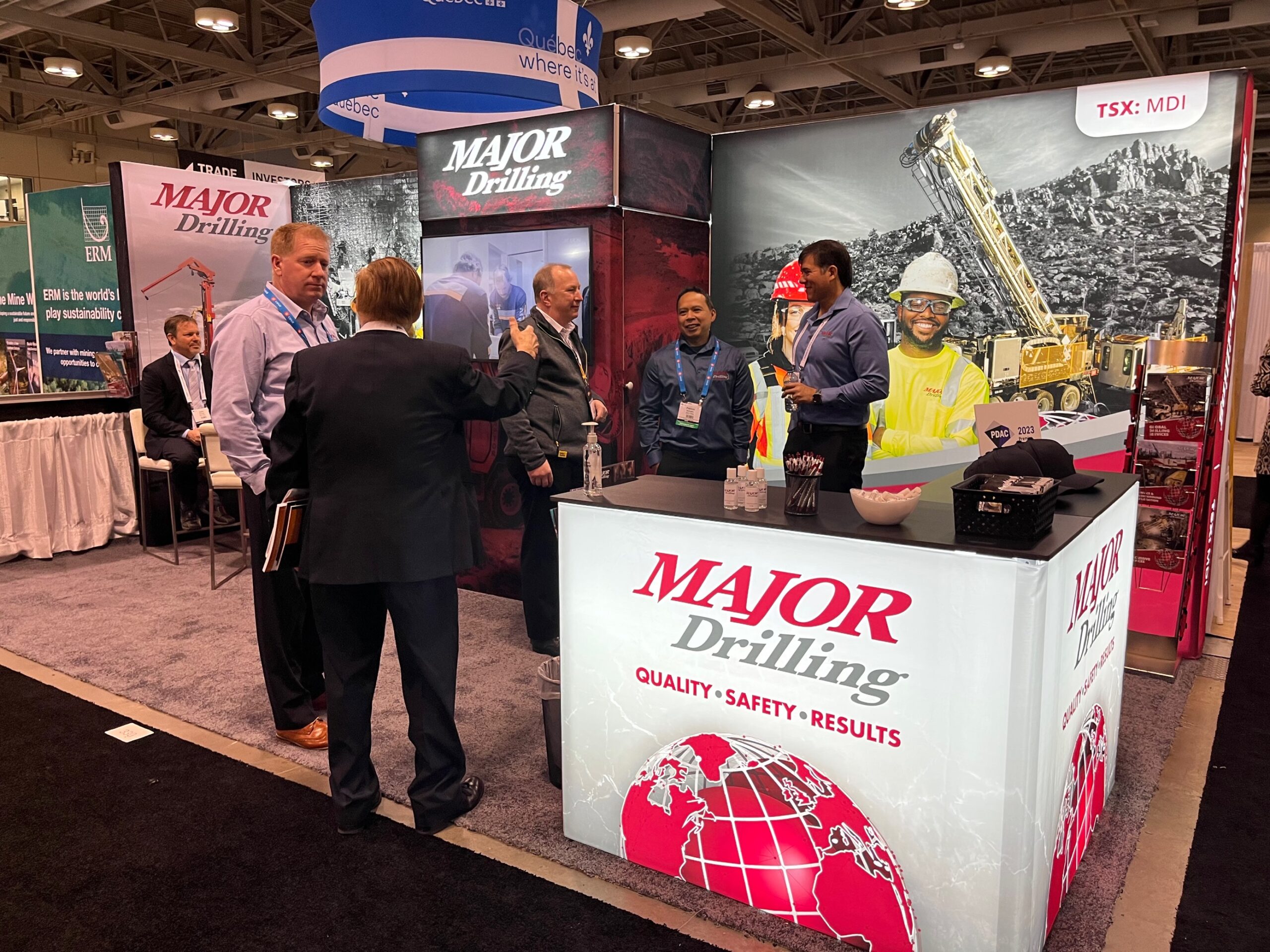 El equipo de Major Drilling conversa con los visitantes de PDAC 2023